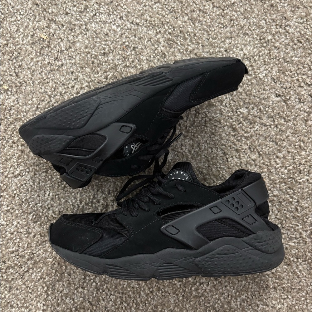 Nike all black huarache shoes